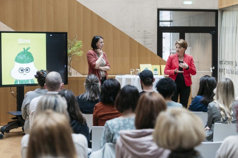 Bürgermeisterin Andrea Kaufmann stellte das Mitmachbuch in der Stadtbibliothek vor.Stadt