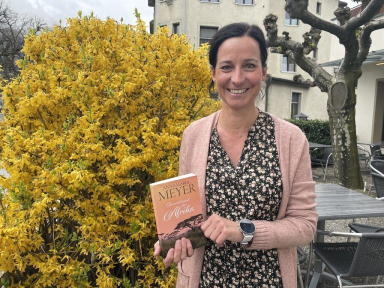 Dagmar Klaudrat mit ihrem Erstlingswerk: „Sternenhimmel über Afrika“. Das Buch erschien unter dem Pseudonym Anna-Maria Meyer. Kuster