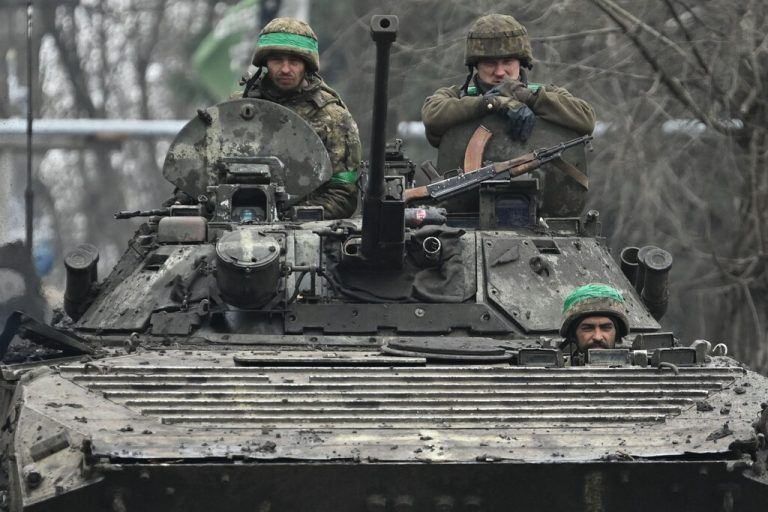 Das Bild zeigt ukrainische Soldaten nahe dem umkämpften Bachmut. AFP