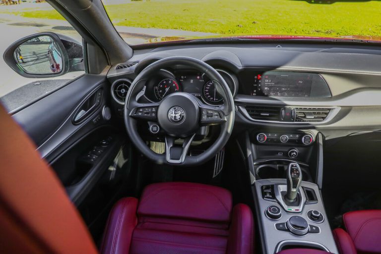 Das ergonomische Stelvio-Cockpit wartet nun auch mit Digital-Instrumenten auf.