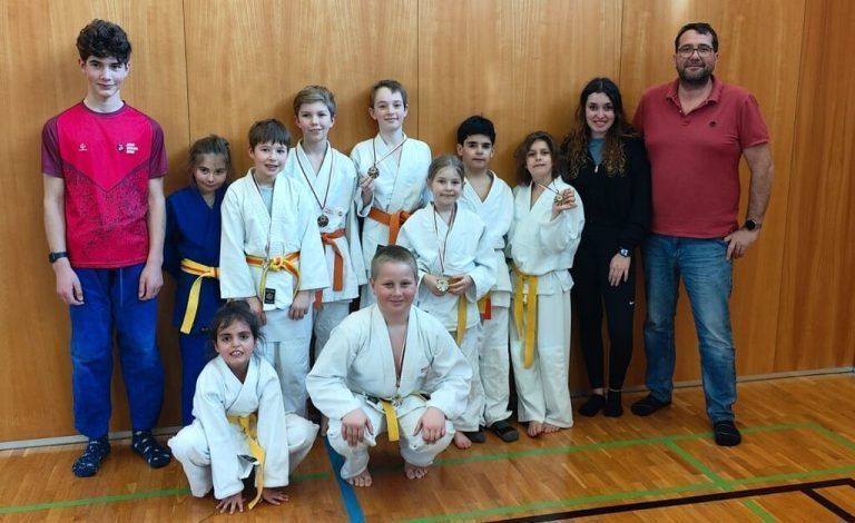 Das junge Judo-Team mit Trainer Thomas Wolf, Betreuer Philipp Burtscher und Sarah Ammann.judo Club montafon