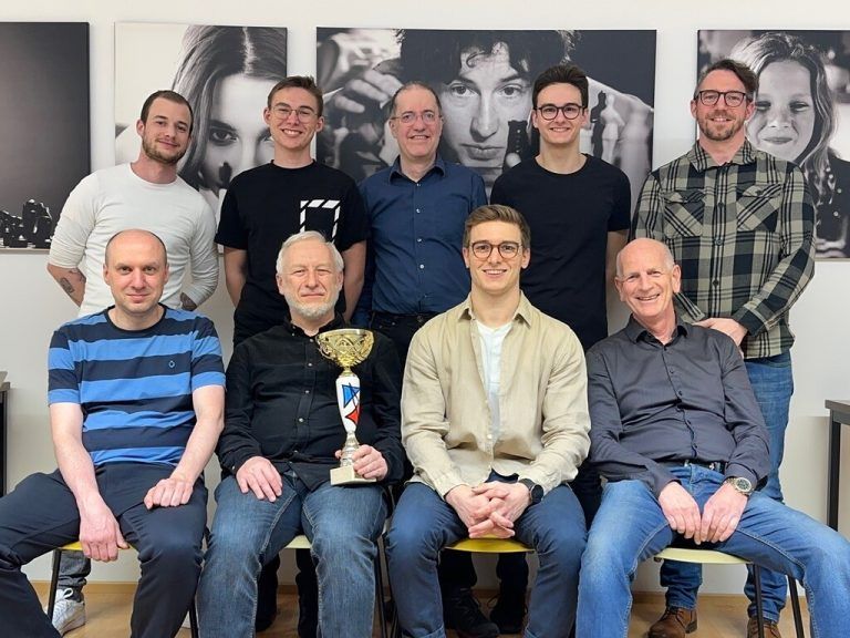 Das Meisterteam des SK Hohenems: Kai Steiner, Benjamin Kienböck, Guntram Gärtner, Julian Kranzl, Philipp Lins (stehend v. l.), Andreas Kezic, Sergiy Yakovlyev, Leon Nussbaumer und Obmann Ingo Lais (sitzend v. l.).Verein