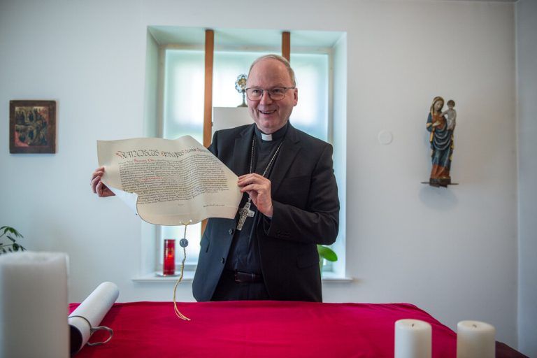 Der Bischof in seiner Hauskapelle im Keller der Wohnung, in den Händen das Ernennungsdekret von Papst Franziskus. VN/Rhomberg