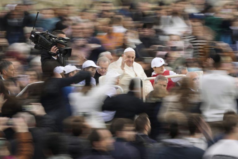 Der genesene Papst Franziskus trifft zu seiner Generalaudienz auf dem Petersplatz im Vatikan ein. Er wird alle liturgischen Feiern zu Ostern leiten. AP
