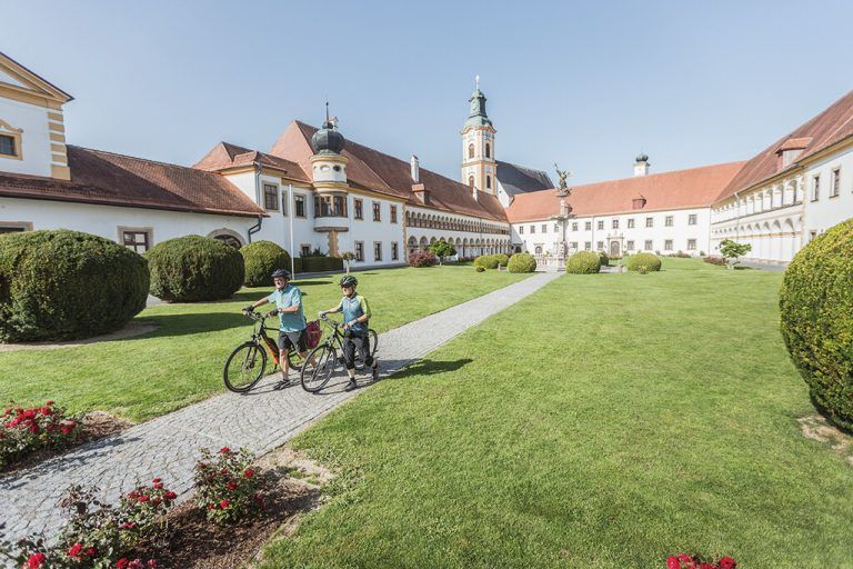 Der Innradweg führt am Stift Reichersberg vorbei. OÖ Tourismus GmbH/Moritz Ablinger