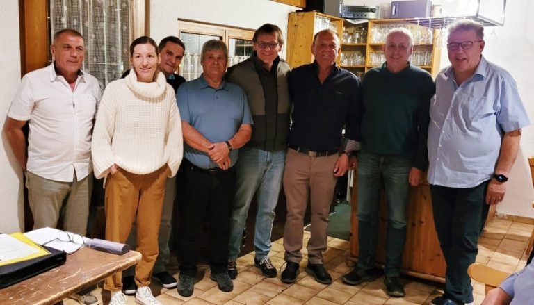 Der neu gewählte ESC-Vorstand: Raimund Walch, (Stadträtin Catherine Muther), Vinzenz Zech, Josef Neyer, (LAbg. Christoph Thoma), Obmann Josef Gruber, Hansjörg Burtscher und Herbert Berchtel.esc bludenz