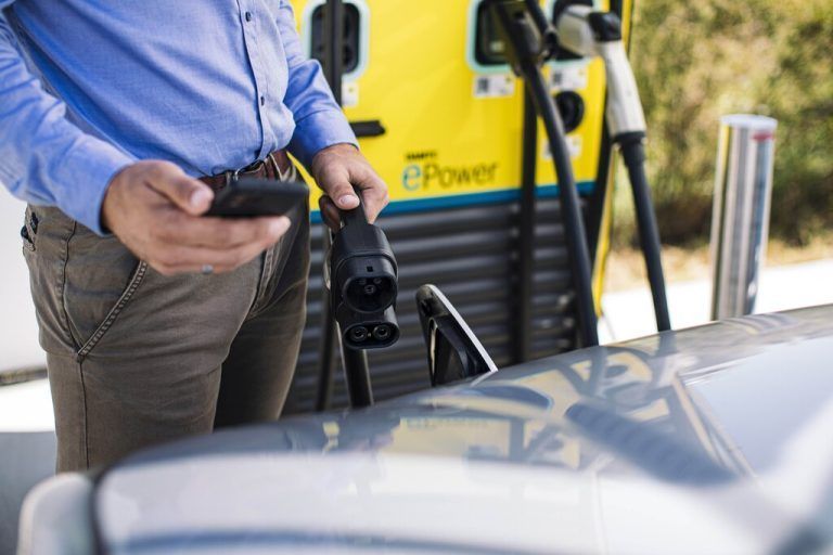 Der ÖAMTC präsentiert in Zusammenarbeit mit Chargeprice Österreichs erstes Vergleichstool für E-Ladetarife, eine kostenlose Vergleichsmöglichkeit öffentlicher Ladetarife für E-Fahrzeuge. Allein bei den 45 größten Betreibern von Ladestationen stehen über 300 Tarife mit unterschiedlichsten Konditionen zur Auswahl. Fa