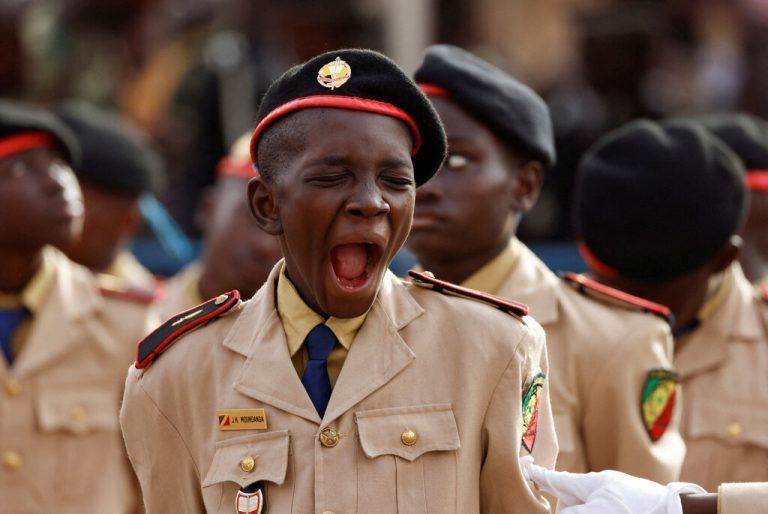 Der Schüler einer Militärschule in Dakar wirkt noch verschlafen während einer Parade, die Senegals Unabhängigkeitstag feiert. REUTERS