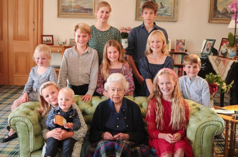 Die britischen Royals haben der verstorbenen Queen Elizabeth II. gedacht, und ein Foto mit einigen Enkeln und Urenkeln veröffentlicht. AFP