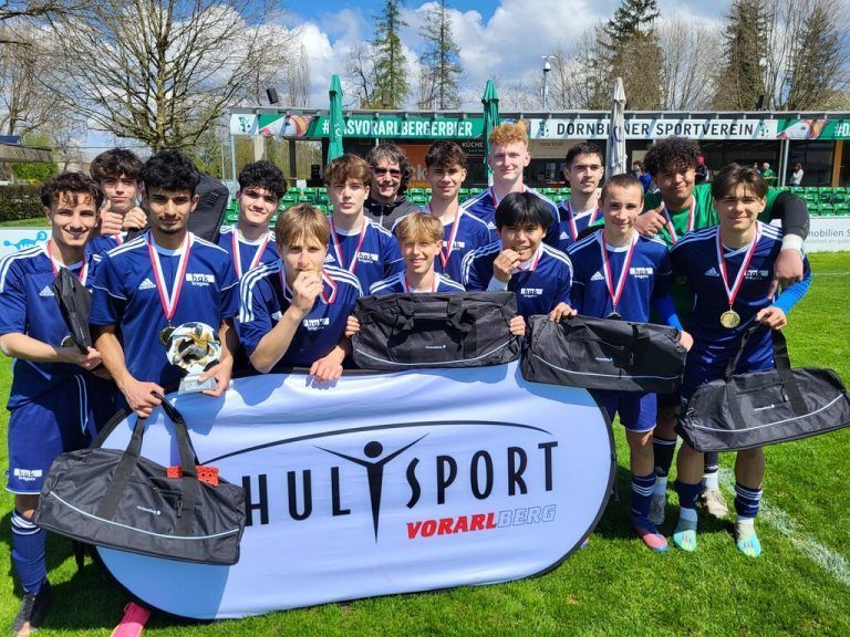Die erfolgreichen Burschen der HAK/HASCH Bregenz bei der Oberstufenmeisterschaft im Fußball in Dornbirn.Schulsport Vorarlberg