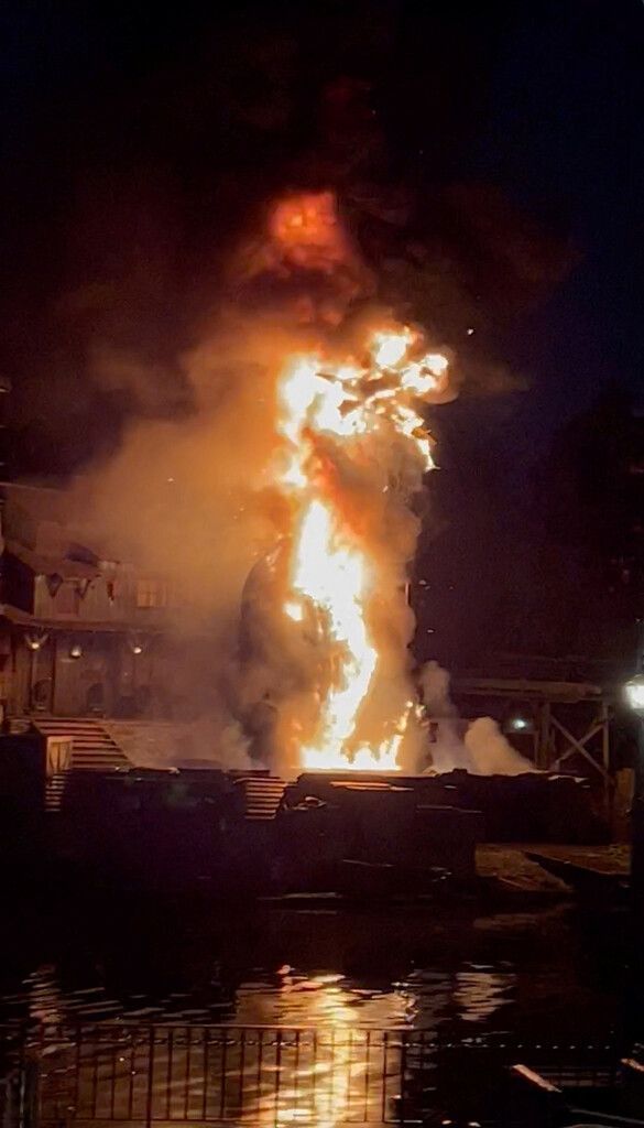 Brennender Drache im Freizeitpark Disneyland