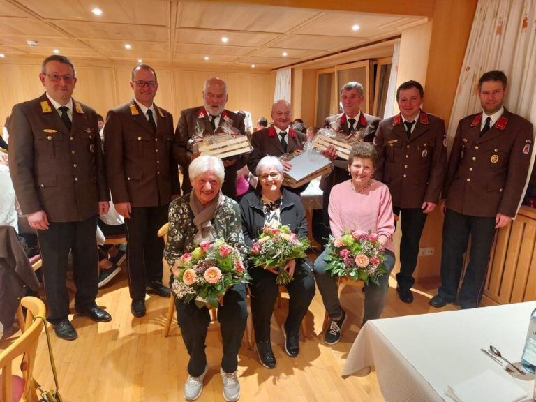 Die Feuerwehr Bezau ehrte 15 Kameraden für ihren langjährigen und treuen Einsatz im Dienste der Feuerwehr. OF Bezau