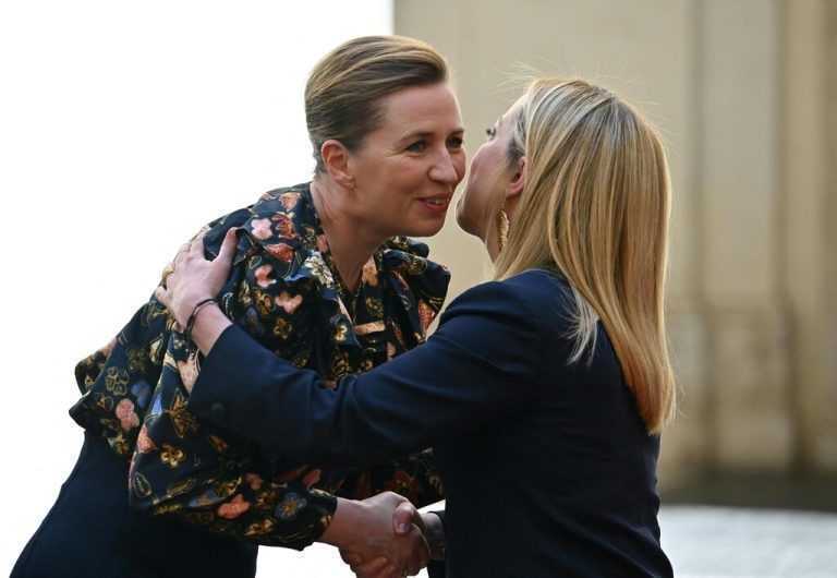 Die italienische Premierministerin Giorgia Meloni (r.) begrüßt die dänische Regierungschefin Mette Frederiksen in Rom. AFP