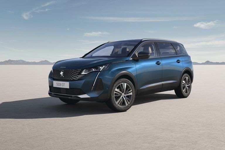 Die Peugeot-Baureihen 3008 und 5008 sind ab sofort mit einem neuen Mildhybrid-Benziner in Kombination mit sechsstufigem Doppelkupplungsgetriebe erhältlich. Das Motorenduo aus 1,2-Liter-Benziner und 48-Volt-E-Maschine leistet 100 kW/136 PS. Der E-Motor erlaubt beim Rangieren und bei niedriger Geschwindigkeit rein elektrisches Fahren. Die Verbrauchswerte gibt Peugeot mit 5,6 bis 5,9 Litern an.