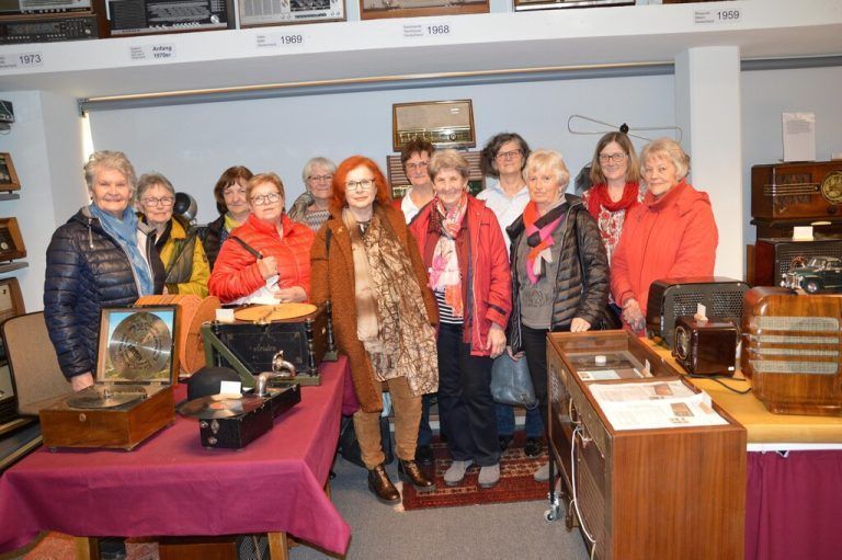 Die Tanzgruppe aus Lustenau im Radiomuseum. VV