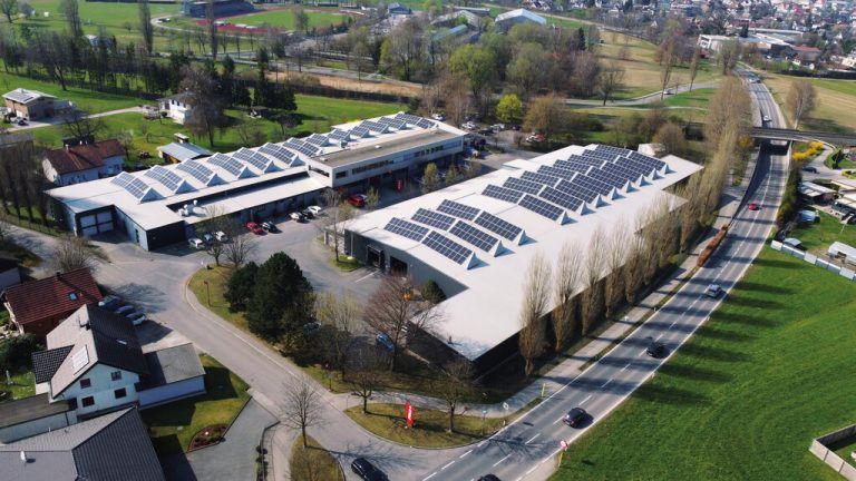 Die Werke 1 und 2 des Präzisionsmesswerkzeugherstellers SOLA in Götzis mit Photovoltaikanlage. FA
