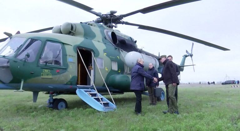 Dieses Bild, vom Kreml veröffentlicht, soll den Hubschrauber zeigen, mit dem Putin anreiste. AFP/RUSSIAN PRESIDENTIAL PRESS OFFICE