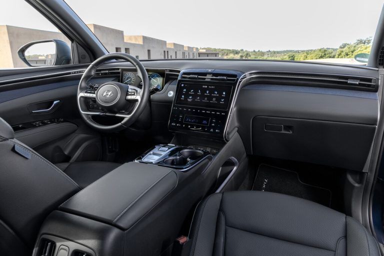 Digitale Landschaft mit integriertem Zentralbildschirm. Ein Head-up-Display ist, zusätzlich, orderbar.