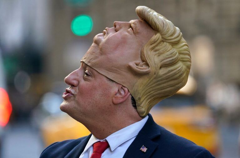 Donald-Trump-Imitator Neil Greenfiel wartete vor dem Trump Tower auf den ehemaligen US-Präsidenten. AFP