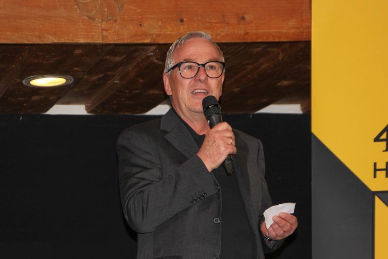"dorfkultur"-Obmann Klaus Riezler eröffnete den unterhaltsamen Abend.