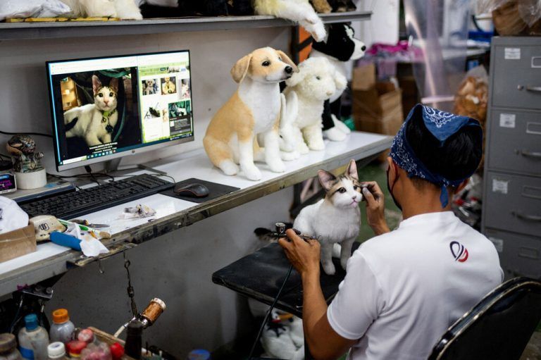 Ein Arbeiter bemalt in der Pampanga Teddy Bear Factory in Angeles City auf den Philippinen das Gesicht eines realistischen Plüschtiers. Reuters