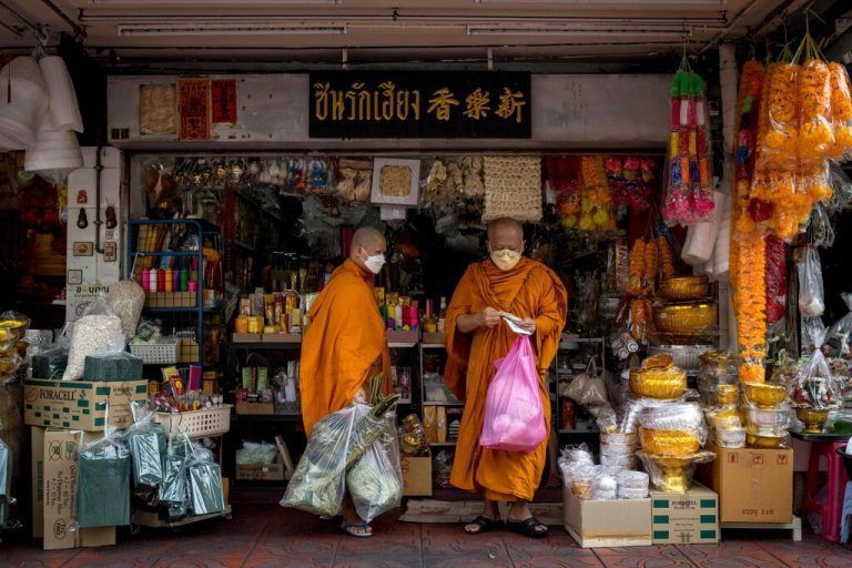 Ein buddhistischer Mönch zählt nach einem Einkauf in einem Geschäft in der Hauptstadt Thailands, Bangkok, das erhaltene Wechselgeld. AFP