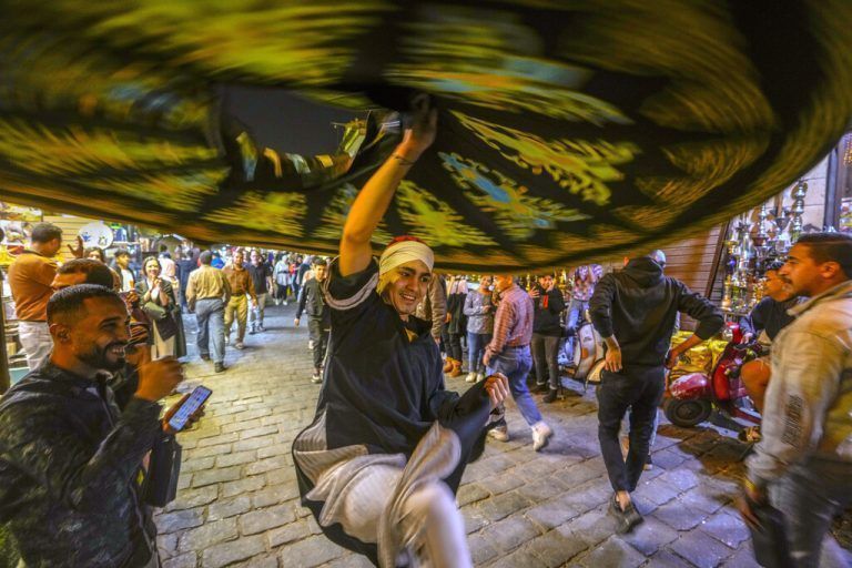 Ein Derwisch dreht sich bei seiner traditionellen Aufführung während des heiligen Monats Ramadan in der Al Muezz Street in Kairo, Ägypten. AP