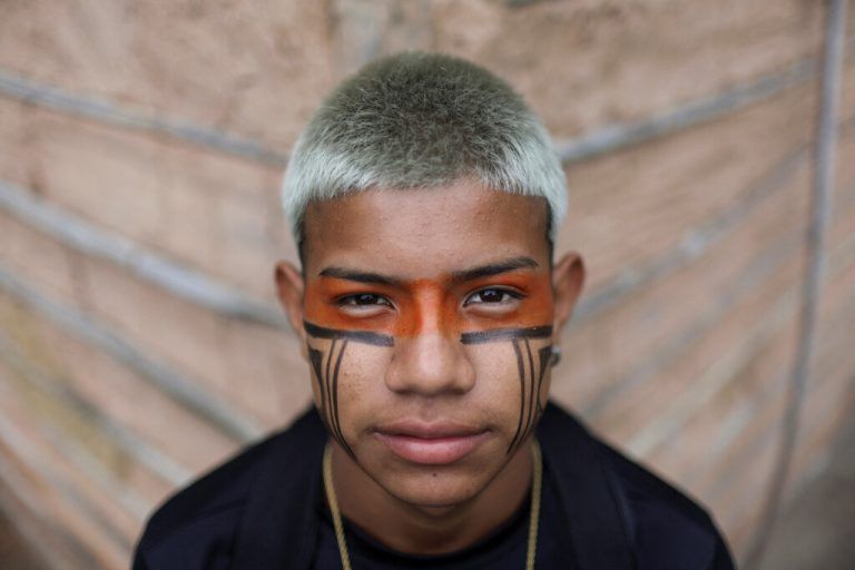 Ein indigener Jugendlicher der ethnischen Gruppe der Guarani Mbya feiert den Tag der Ureinwohner in Marica nahe Rio de Janeiro in Brasilien. Reuters