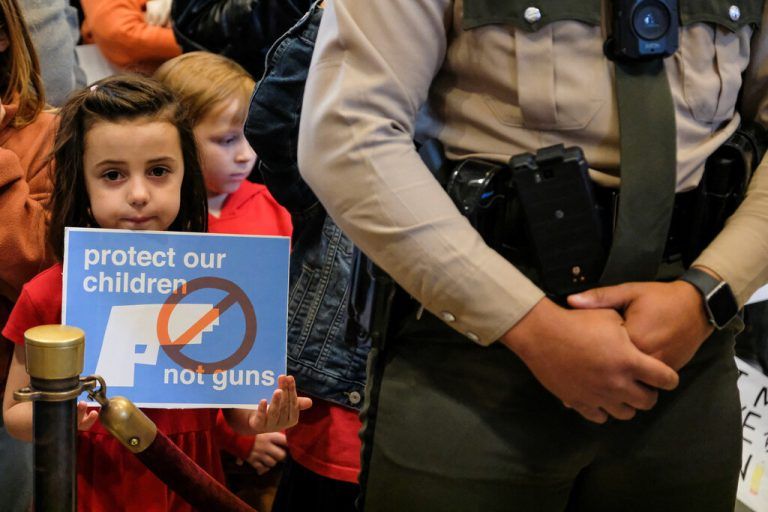 Ein Mädchen protestiert in Tennessee für strengere Waffengesetze nach einem Amoklauf in einer Volkschule in Nashville. Reuters