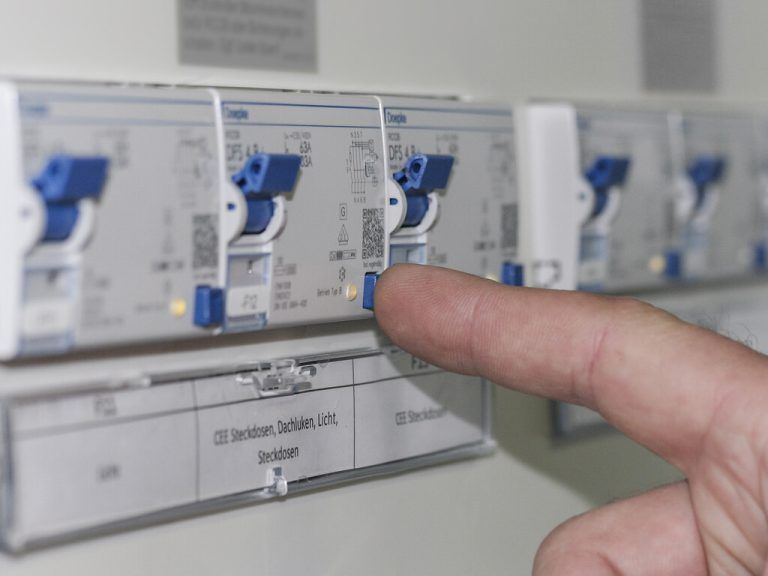 Ein Video erklärt, wie ein gutes Schutzkonzept funktioniert. Elektro+/Doepke