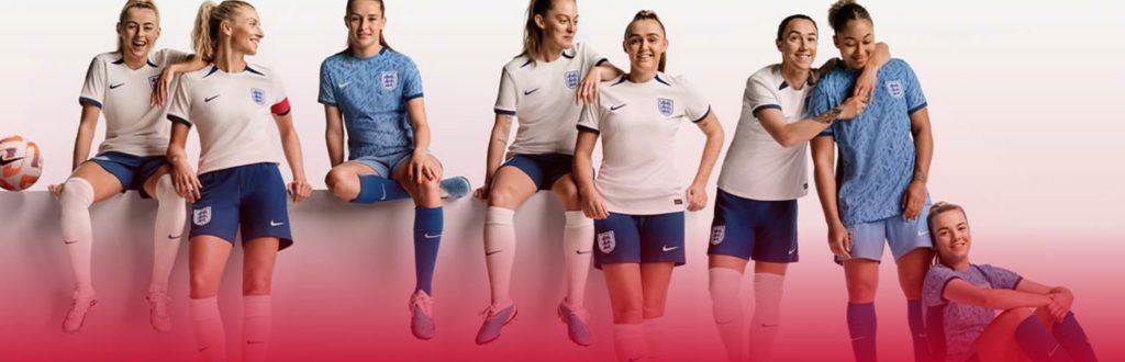 Deshalb spielen Englands Fußballerinnen nun in blauen Hosen