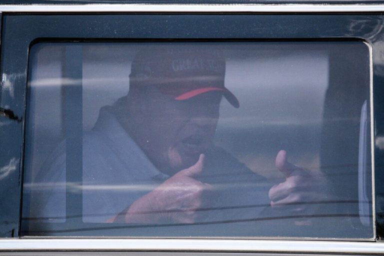 Ex-US-Präsident Donald Trump dürfte trotz seiner Anklage guter Dinge sein. Zumindest bei der Abfahrt von seinem Golfclub in Florida. AFP