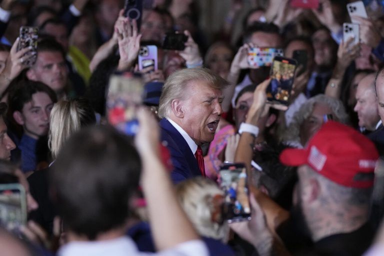 Ex-US-Präsident Donald Trump hielt wenige Stunden nach seiner Anklage in New York auf seinem Anwesen in Mar-a-Lago, Florida, eine Rede. AP
