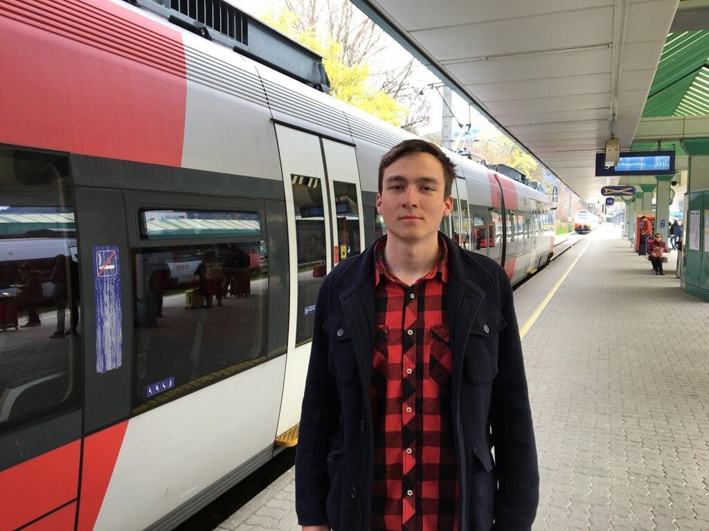 Überfüllte Züge lassen Bahnkunden verärgert zurück. »A2