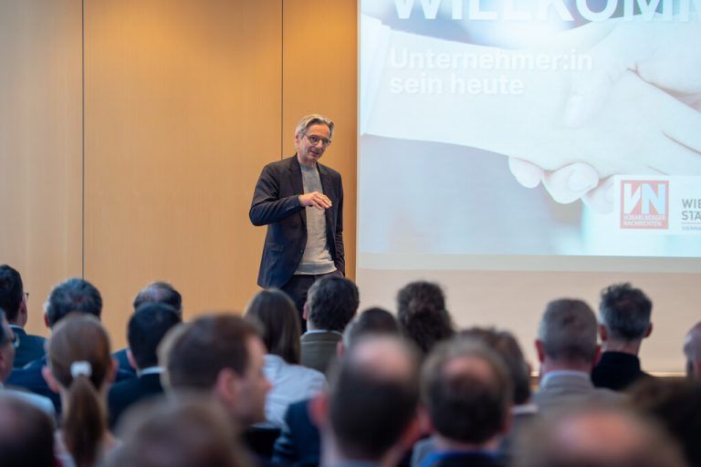 Gerald Fitz erzählte über den interessanten Werdegang der Firma Haberkorn, die mittlerweile einer der größten technischen Händler in Europa ist.VN/Rhomberg