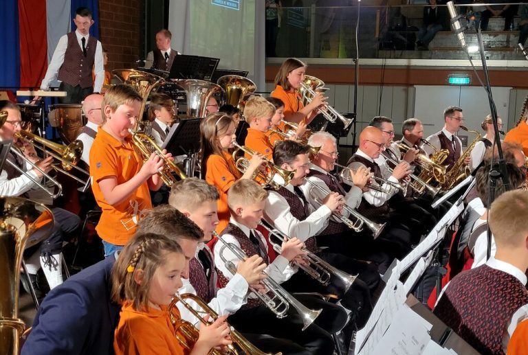 Große und kleine Bläser treten am Samstag in der Lochauer Sporthalle auf.bms (2)