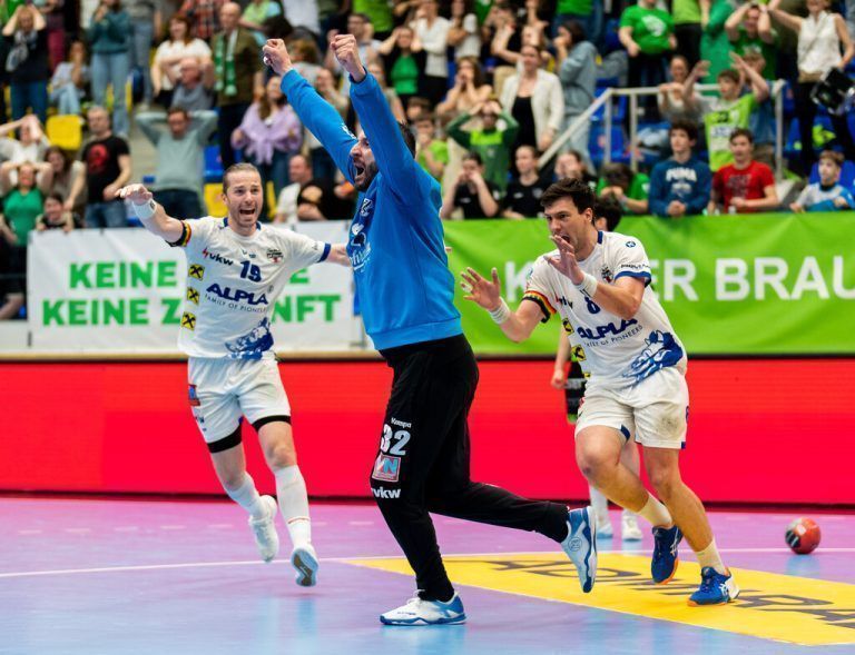 Großer Jubel bei Nico Schnabl, Golub Doknic und Nikola Stevanovic über den Einzug in das Finale des ÖHB-Cups, in dem sie auf Bruck/Trofaiach treffen. Gepa