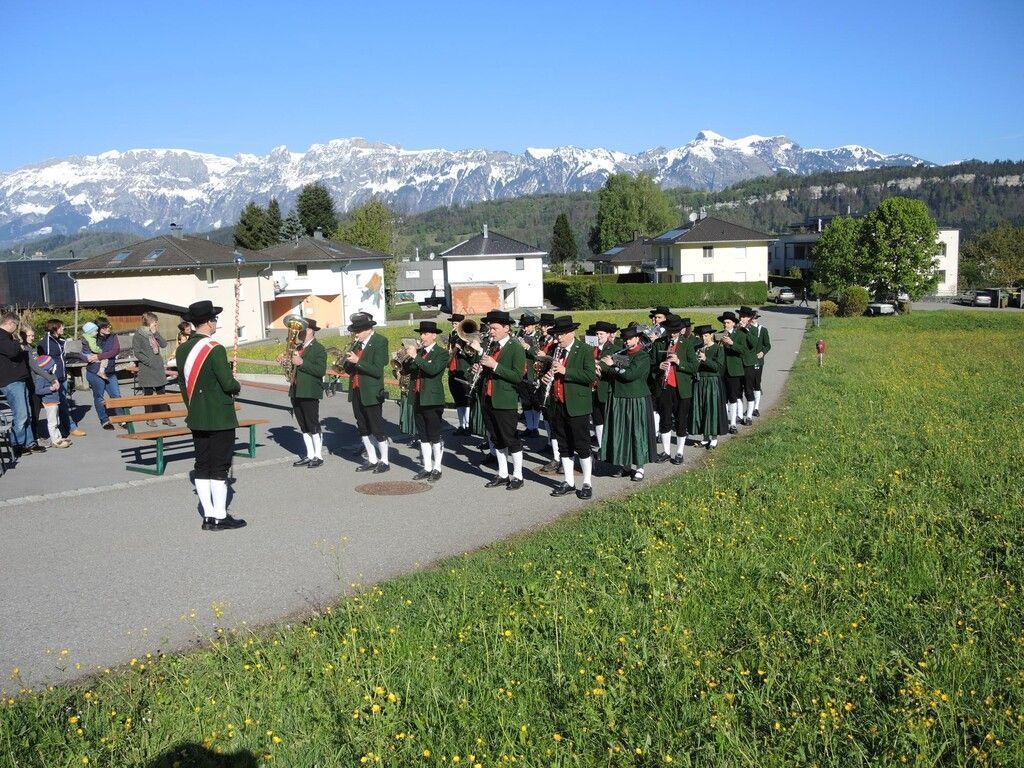 Maiblasender Harmoniemusik
