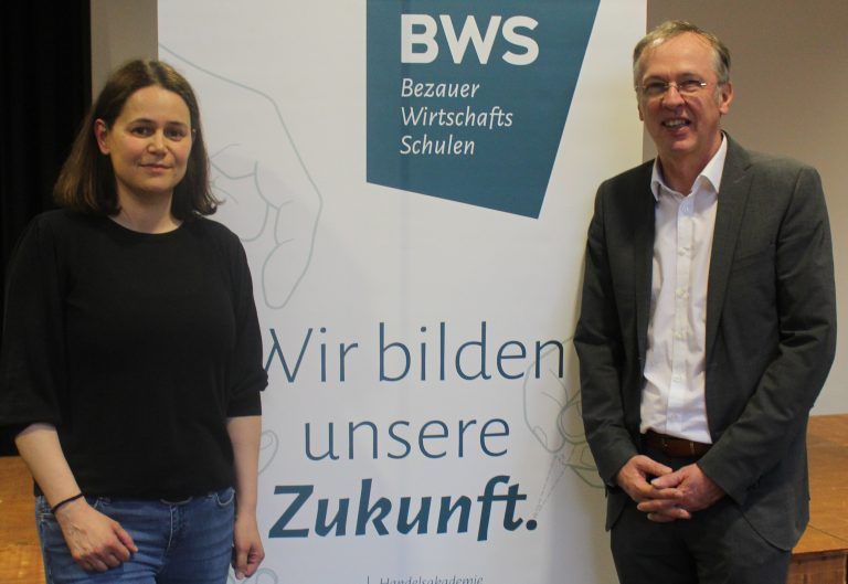 Dir. Mario Hammerer und KV Martina Heinzle durften stolz auf die Leistungen der 3. Werkschulklasse sein.