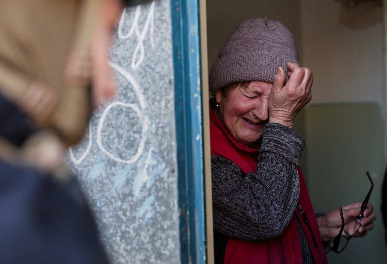 Helfer versuchen eine Zivilistin davon zu überzeugen, die zerbombte Stadt Chasiv Yar nahe der ukrainischen Ostfront zu verlassen. Reuters