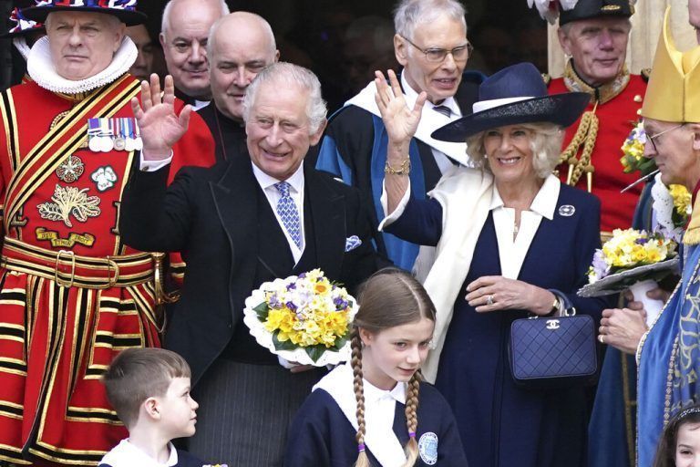 Hunderte Schaulustige empfangen Charles und Camilla. AP