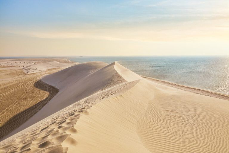 Im Süden des Landes treffen die großen Dünen direkt auf das Meer.Qatar Tourism (2)