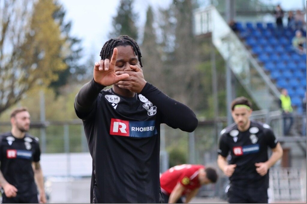 Im Gleichschritt vor erstem Duell