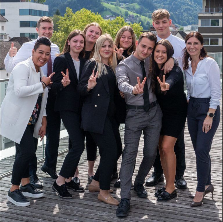 In der Raiffeisenbank Im Rheintal in Dornbirn machen verschiedene Berufsbilder und Weiterbildungsmöglichkeiten das Arbeiten attraktiv.RB Im Rheintal, Dornbirn