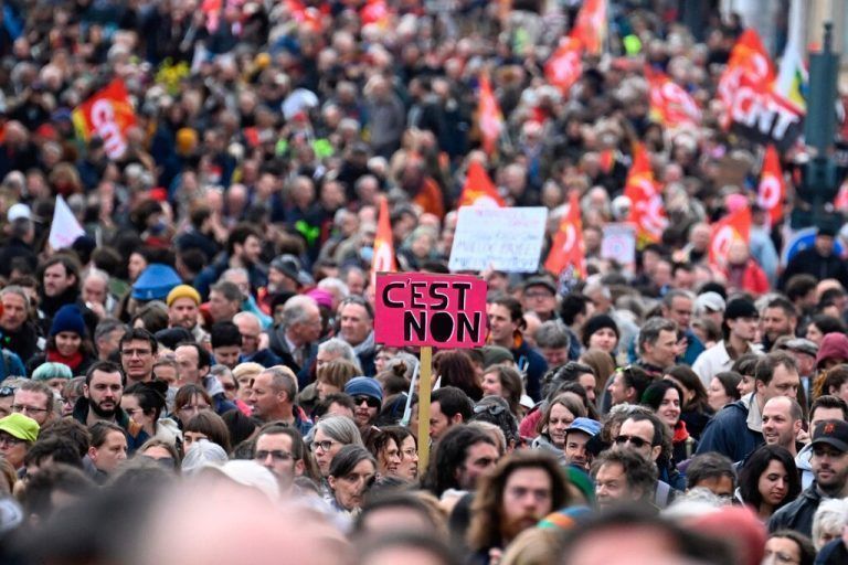 In Frankreich haben erneut zehntausende Menschen gegen Präsident Emmanuel Macrons Pensionsreform protestiert, über deren Rechtmäßigkeit der Verfassungsrat am heutigen Freitag urteilen will. AFP