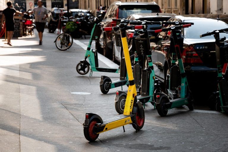 In Paris stehen rund 15.000 E-Roller zum Leihen bereit. afp