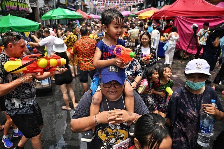 In Thailand hat das berühmte Wasserfest begonnen, das traditionelle Neujahrsfest nach dem Mondkalender. An den drei Songkran-Feiertagen finden traditionell ausgelassene Wasserschlachten statt. AFP