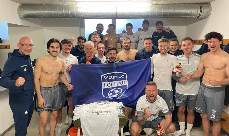 Jubelstimmung in der Kabine beim SV typico Lochau nach dem 4:2-Sieg gegen den SV Ludesch. bms