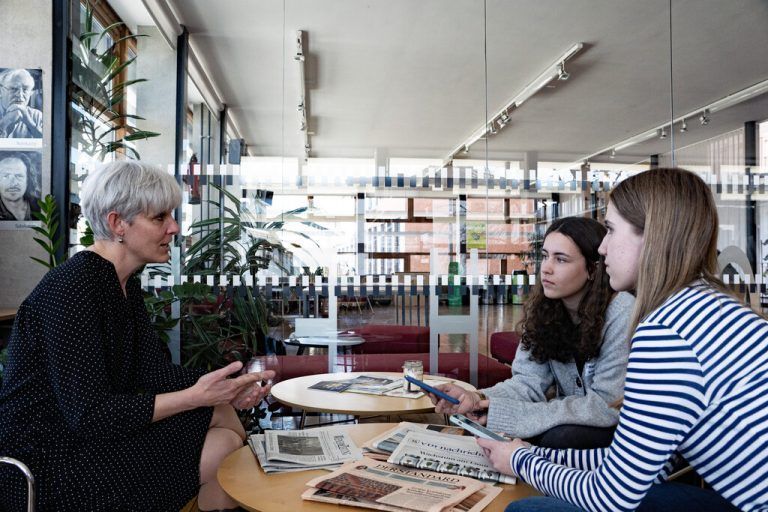 Judith Thurnher (aha) erzählte den Jugendreporterinnen Marie und Sophie wie das Format des FrageRaums Politik entstanden ist. aha