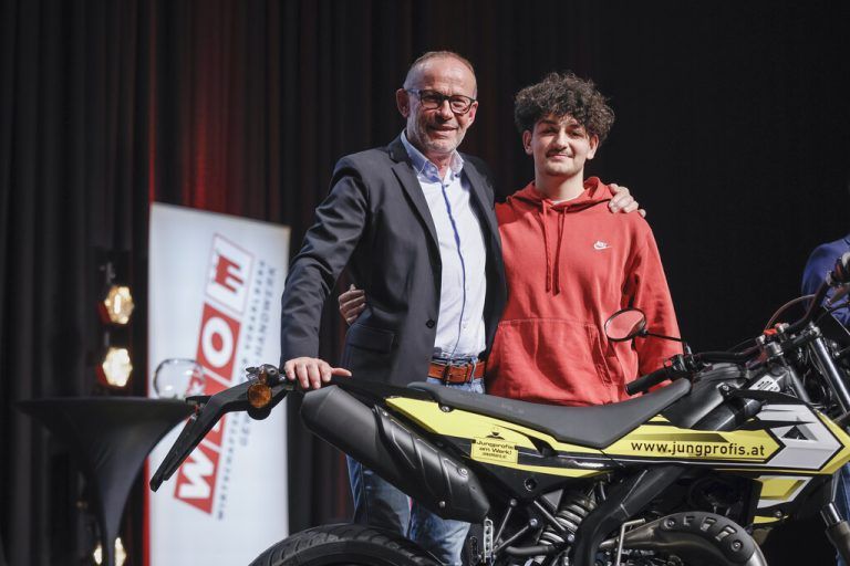 „Jungprofis am Werk!“ haben bei der i-Messe 2022 zum Gewinnspiel aufgerufen. Teilnehmen konnten alle Mädchen und Burschen, die 2022 eine Lehre im Bauhilfsgewerbe begonnen haben. Der Gewinner, Yasin Köken aus Bürs (im Bild mit Innungsmeister Franz Josef Kopf), absolviert eine Lehre zum Bodenleger. FA/Rauch